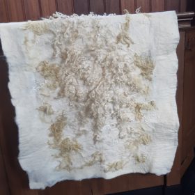 Crème vilten kleed Waterval van krulletjes