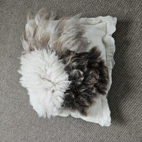 Wolwit kussen met vachtwol