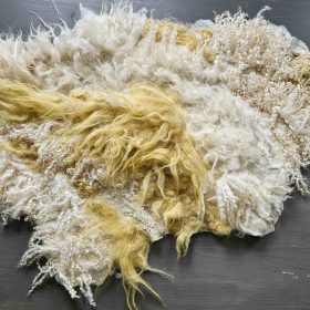 Wollen wandkleed compositie met geeltinten
