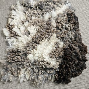 Grijze, bruine en zwarte schapenvachten