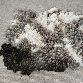 Grijs bonte schapenvacht, 100 x 80 cm