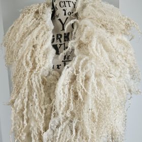 Crème vachtkraag met lange krullen