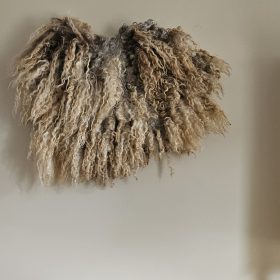 Beige krulvacht wandkleed