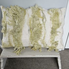 Wolvilten kussen, diverse geelgroen tinten