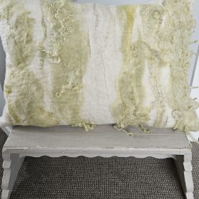 Wolvilten kussen, diverse zachte geel/groen tinten