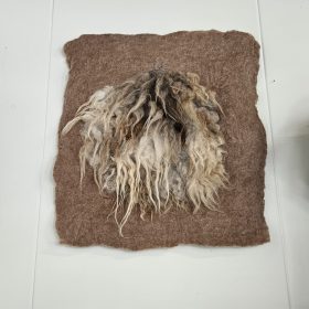 Wandkleedje beigebruin met vachtwol