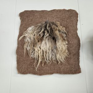 Wandkleedje beigebruin met vachtwol
