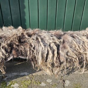 Racka donkergrijs langwerpig vachtkleed, 165 x 35 cm.